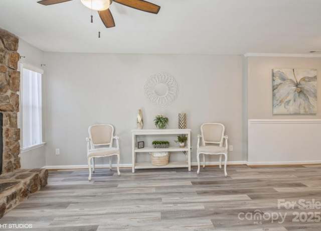 Property at 6212 Windsor Gate Ln, Charlotte, NC 28215, 2 beds, 2.5 baths