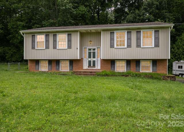 Property at 813 Gallant Ct, Winston Salem, NC 27101, 3 beds, 1.5 baths