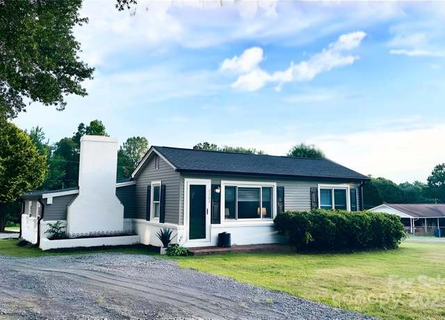 Property at 2202 16th Ave NE, Hickory, NC 28601, 3 beds, 1.5 baths