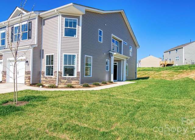 Property at 284 Creekview Rd, Hendersonville, NC 28792, 3 beds, 2.5 baths