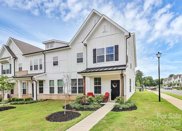 Property at 720 Herlong Ave S, Rock Hill, SC 29732, 3 beds, 2.5 baths