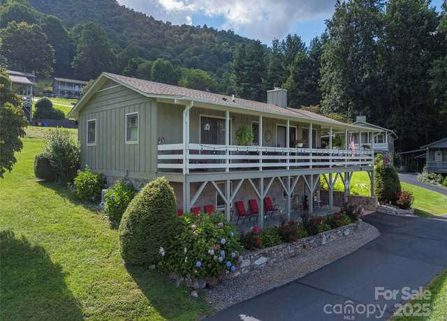 Property at 10 Onyx Ln, Maggie Valley, NC 28751, 2 beds, 3 baths