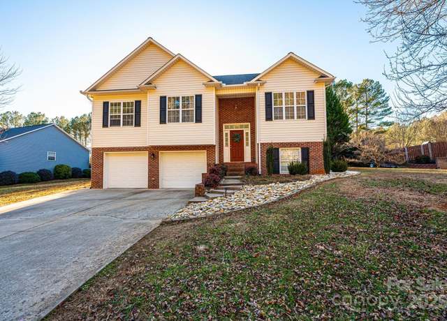 Property at 5241 Whitewater Dr, Hickory, NC 28601, 3 beds, 2.5 baths