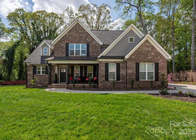 Property at 8209 Bella Vista Ct, Charlotte, NC 28216, 4 beds, 4 baths