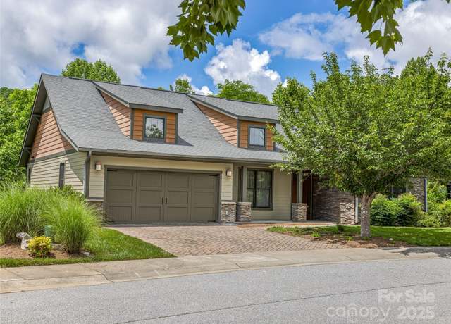 Property at 207 Hogans View Cir, Hendersonville, NC 28739, 4 beds, 3.5 baths
