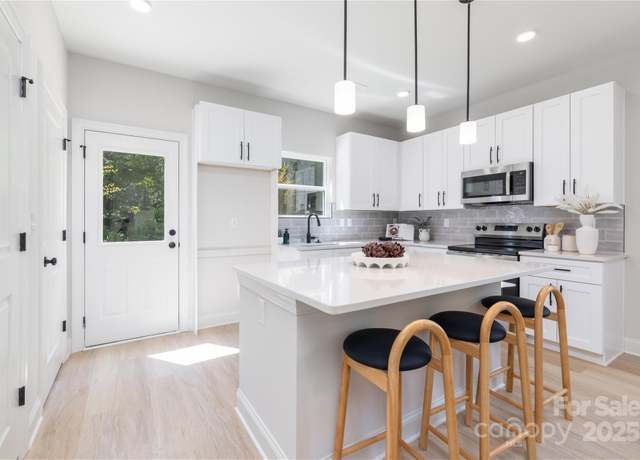 Property at 7813 Casa Loma Rd, Charlotte, NC 28269, 3 beds, 2 baths