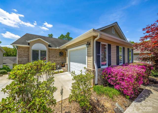 Property at 27 Putter Ct, Hendersonville, NC 28739, 3 beds, 3 baths