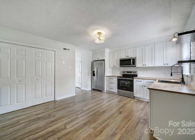 Property at 438 Stoneycreek Ln, Rock Hill, SC 29730, 2 beds, 1.5 baths