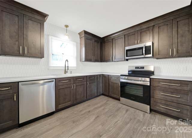 Property at 430 Stoneycreek Ln, Rock Hill, SC 29730, 2 beds, 1.5 baths
