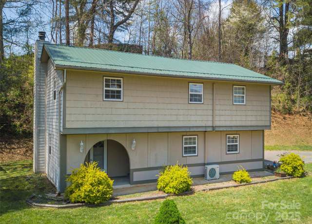 Property at 383 Pioneer Dr, Waynesville, NC 28786, 3 beds, 2 baths