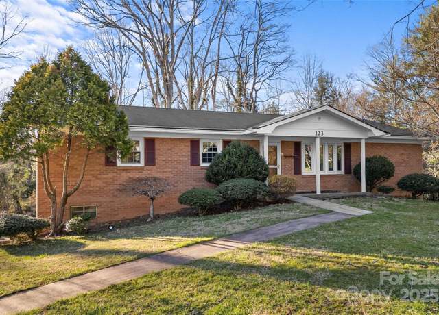 Property at 123 Castleton Ln, Hendersonville, NC 28791, 3 beds, 2 baths