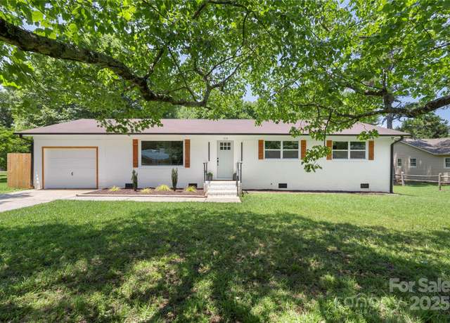 Property at 1315 Vickie Ln, Matthews, NC 28104, 3 beds, 2 baths