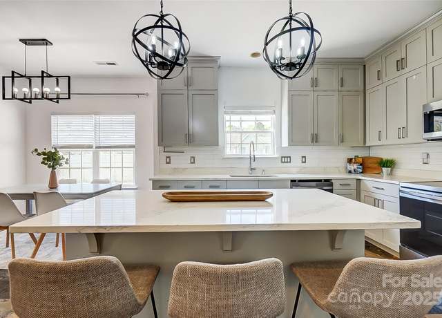 Property at 5713 Falkirk Ln, Matthews, NC 28104, 6 beds, 3 baths