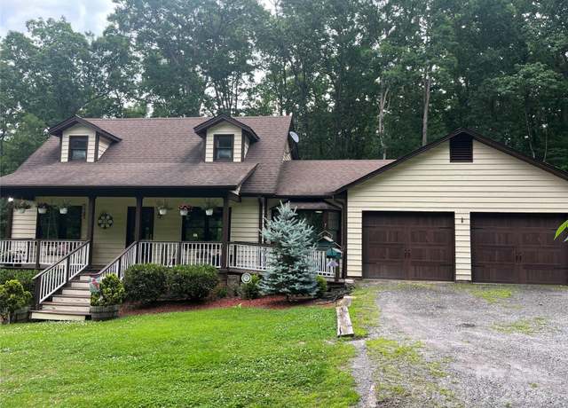 Property at 1496 Givens St, Hickory, NC 28602, 3 beds, 3.5 baths