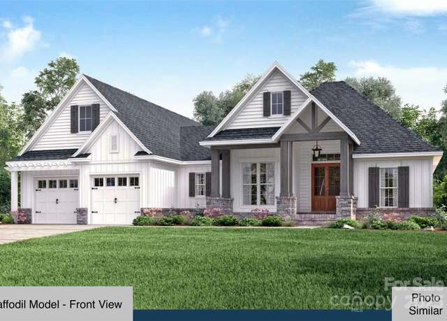 Property at 52 W Park Ave, Hendersonville, NC 28792, 3 beds, 2 baths