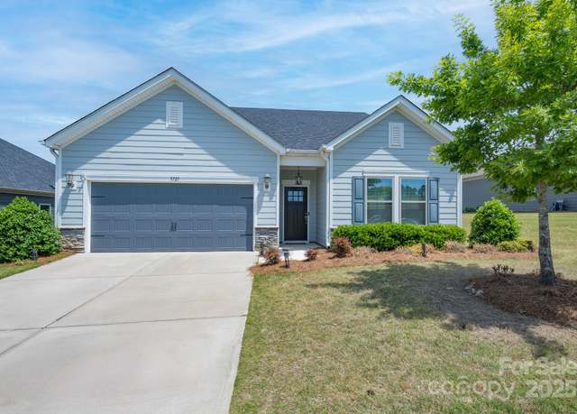 Property at 5727 Lavaux Ct, Charlotte, NC 28214, 3 beds, 2.5 baths