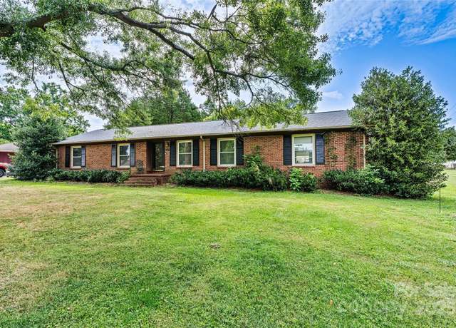 Property at 693 Fielding Rd, Charlotte, NC 28214, 3 beds, 2 baths