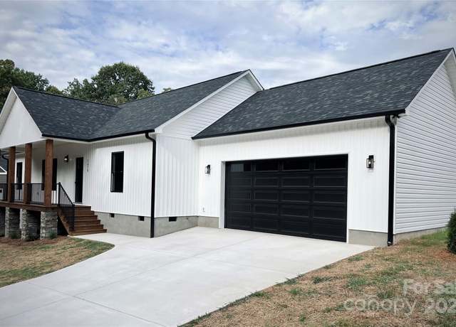 Property at 1479 20th St NE, Hickory, NC 28601, 3 beds, 2 baths