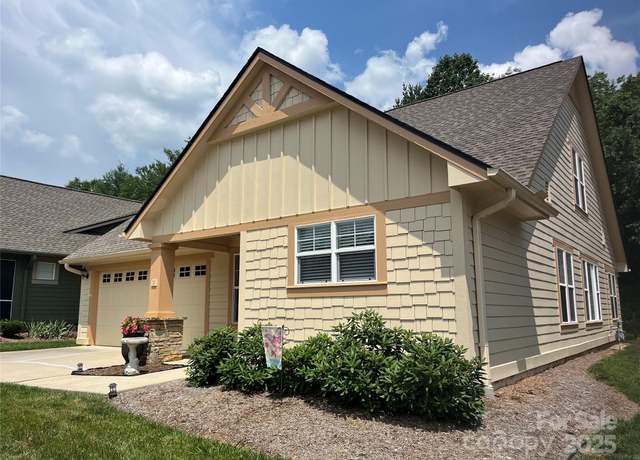 Property at 24 Gray Wolf Ln, Hendersonville, NC 28792, 3 beds, 2.5 baths