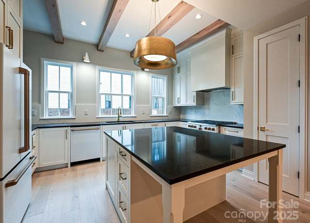 Property at 4121 Selwyn Walk Ct, Charlotte, NC 28209, 3 beds, 2.5 baths