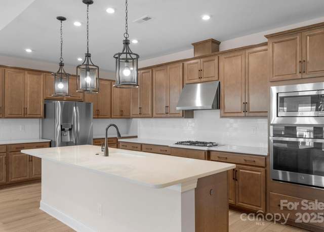 Property at 7332 Jolly Brook Dr, Charlotte, NC 28215, 3 beds, 3 baths