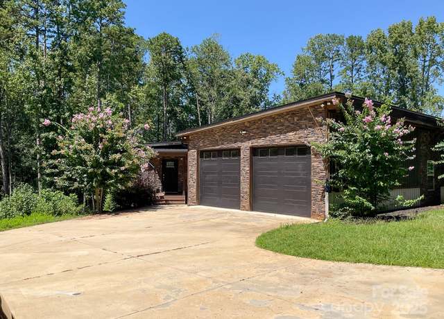 Property at 676 N Port Bass Dr, Fair Play, SC 29643, 4 beds, 3 baths