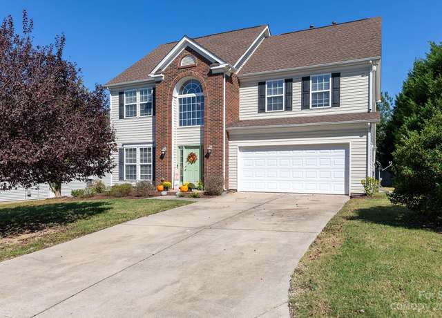Photo of 310 Basswood Ct, Lake Wylie, SC 29710