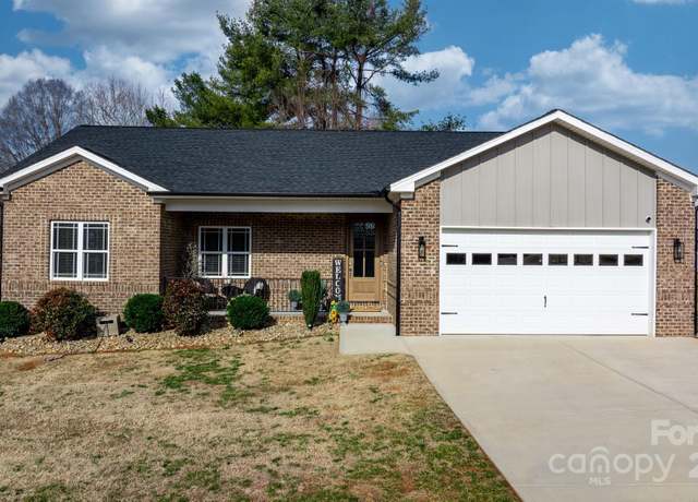 Property at 5324 Stonewood Dr, Hickory, NC 28602, 3 beds, 2 baths