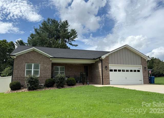 Property at 5324 Stonewood Dr, Hickory, NC 28602, 3 beds, 2 baths