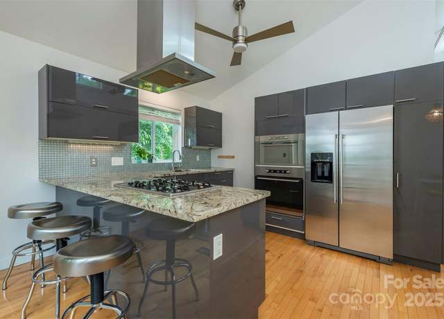 Property at 17 Digges Rd, Asheville, NC 28805, 2 beds, 1.5 baths