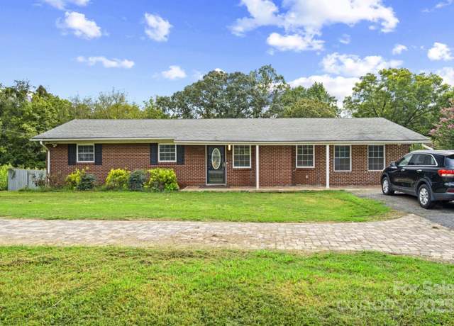 Property at 1241 2nd St SE, Hickory, NC 28602, 3 beds, 1.5 baths