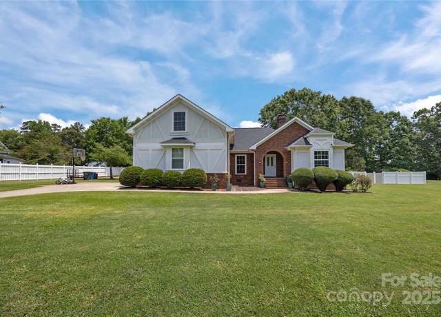 Property at 4116 Hoodridge Ln, Mint Hill, NC 28227, 3 beds, 3.5 baths