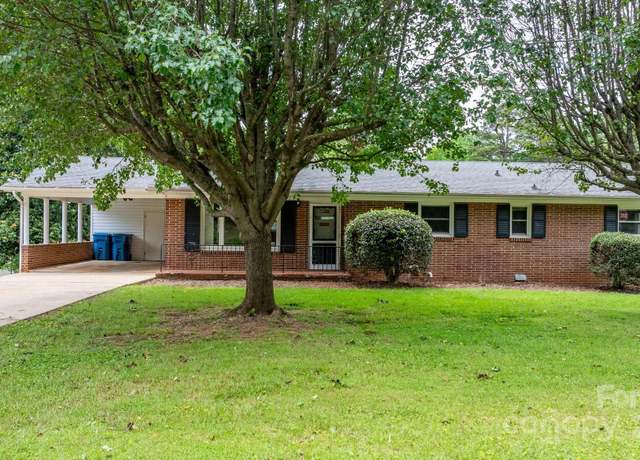 Property at 1753 28th St NE, Hickory, NC 28601, 3 beds, 2 baths