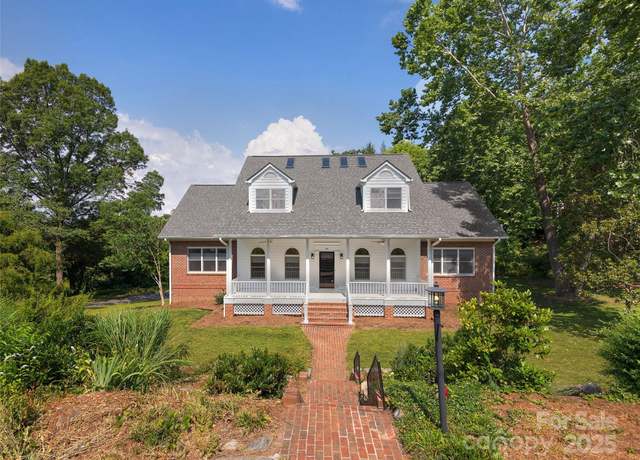 Property at 44 Ardoyne Rd, Asheville, NC 28804, 4 beds, 4.5 baths