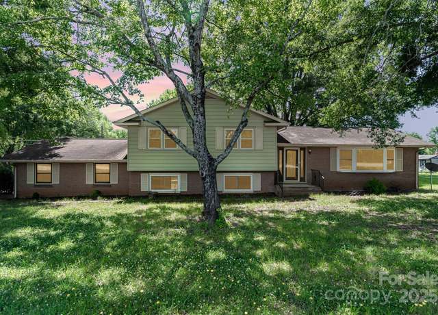 Property at 4250 N Center St, Hickory, NC 28601, 4 beds, 2.5 baths