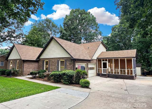 Property at 3245 15th St NE, Hickory, NC 28601, 4 beds, 3 baths