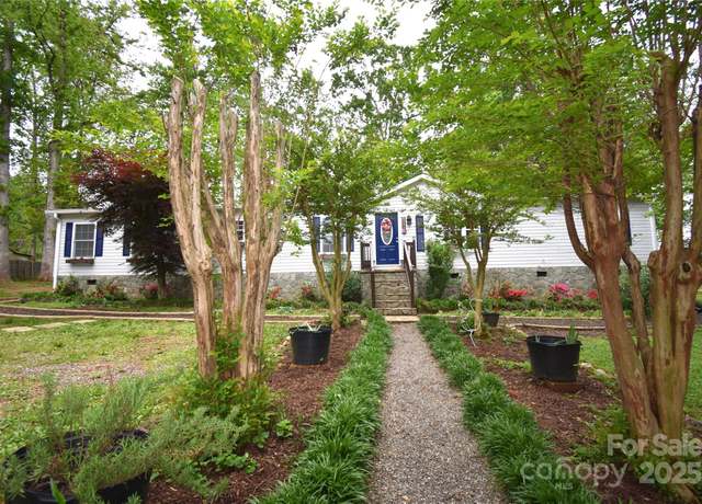 Property at 4333 Greenbriar Dr, Hickory, NC 28602, 4 beds, 2.5 baths
