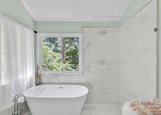 Property at 2725 Kirkholm Dr, Matthews, NC 28105, 4 beds, 2.5 baths