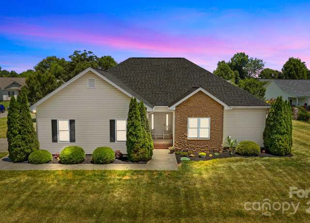 Property at 104 Castle Pines Ln, Statesville, NC 28625, 3 beds, 2 baths