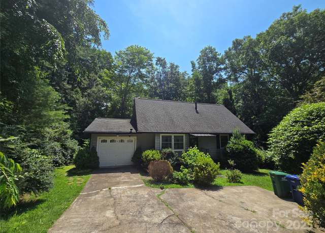Property at 5 Auburndale Dr, Asheville, NC 28806, 3 beds, 2 baths