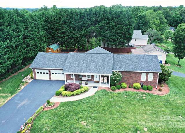 Property at 4646 River Run Cir, Hickory, NC 28602, 3 beds, 2 baths