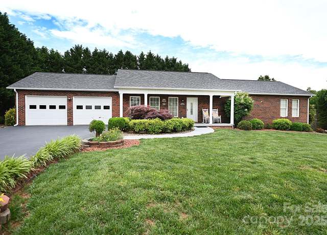 Property at 4646 River Run Cir, Hickory, NC 28602, 3 beds, 2 baths