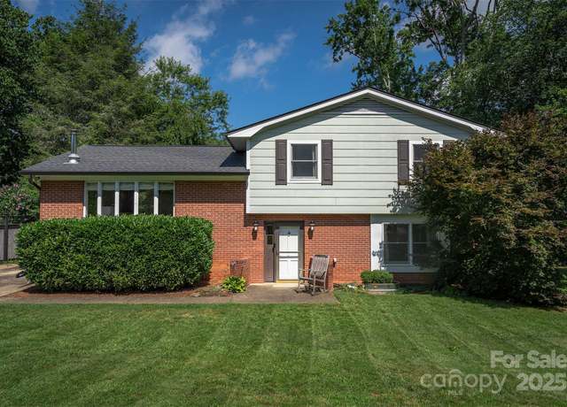 Property at 300 Donnybrook Dr, Asheville, NC 28806, 4 beds, 3 baths