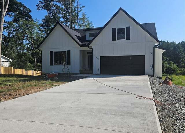 Property at 808 Maybank Dr, Hendersonville, NC 28739, 3 beds, 2.5 baths