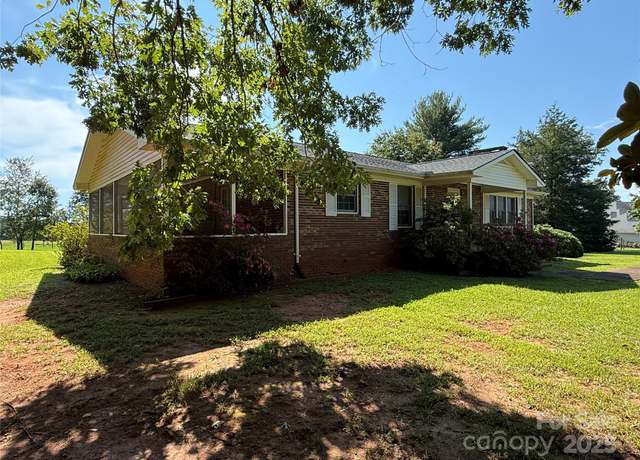 Property at 26 Bell Ln, Columbus, NC 28722, 2 beds, 2 baths