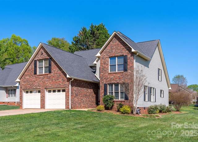 Property at 1050 Merrywood Dr, Newton, NC 28658, 4 beds, 3.5 baths