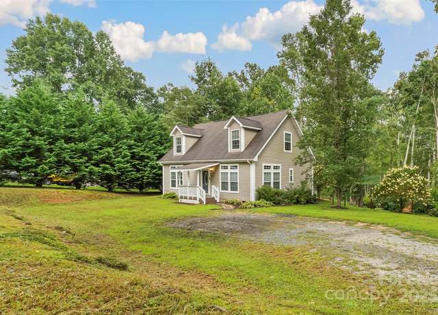 Property at 192 Chickadee Trl, Hendersonville, NC 28792, 3 beds, 2.5 baths