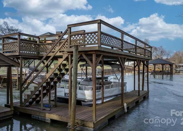 Property at 3910 6th St NW, Hickory, NC 28601, 2 beds, 4 baths