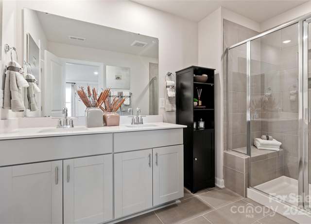 Property at 4229 Summit Woods Dr, Charlotte, NC 28216, 3 beds, 2.5 baths