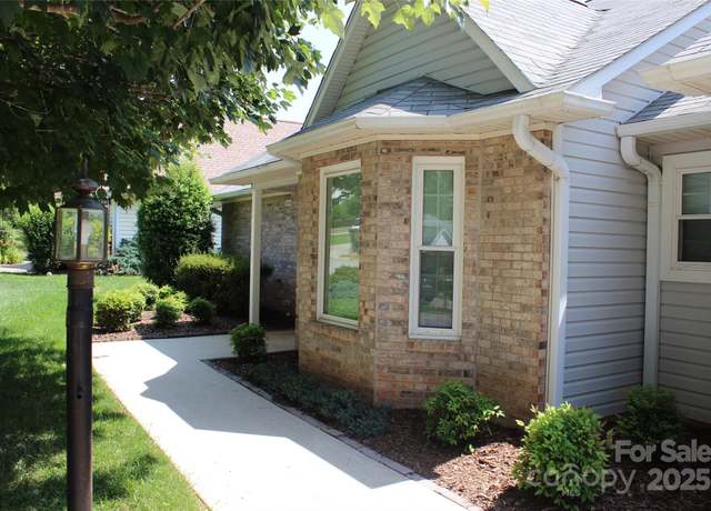 Property at 4 Gatehouse Ct, Asheville, NC 28803, 3 beds, 2 baths